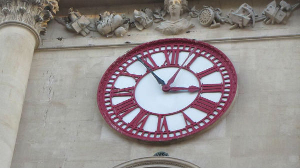 英国布鲁斯托交易所的时钟照片